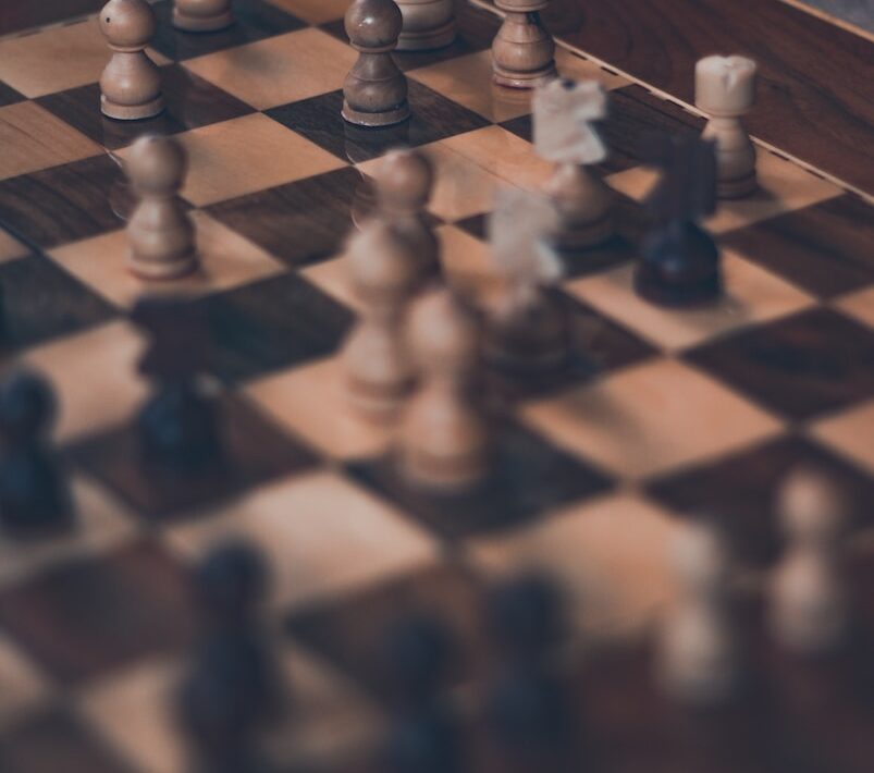 brown and black chess pieces